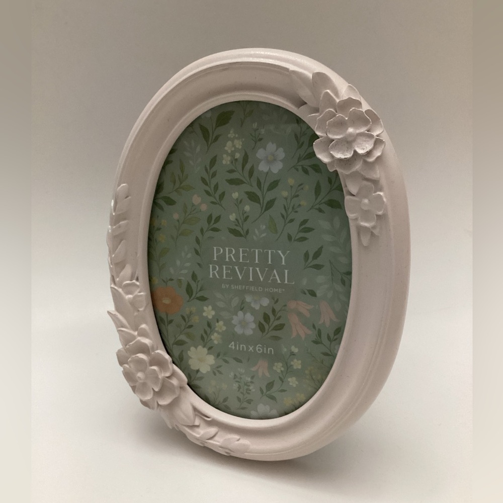 Sheffield Pretty Revival Off White Ivory Gold Picture Frame Fits 4’’ x 6’’Photo